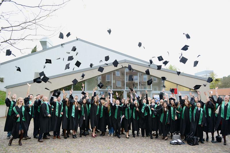 Absolventinnen und Absolventen des Europa-Instituts der Universität des Saarlandes in ihren akademischen Roben: Talar und Barett symbolisieren den erfolgreichen Studienabschluss.