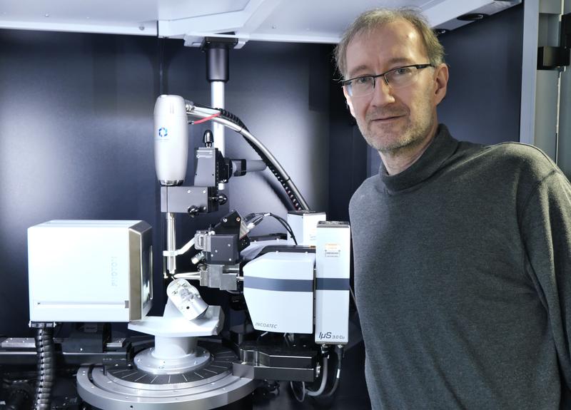 Dr. Bernd Morgenstern, Servicestelle Röntgenbeugung, vor einem Einkristalldiffraktometer
