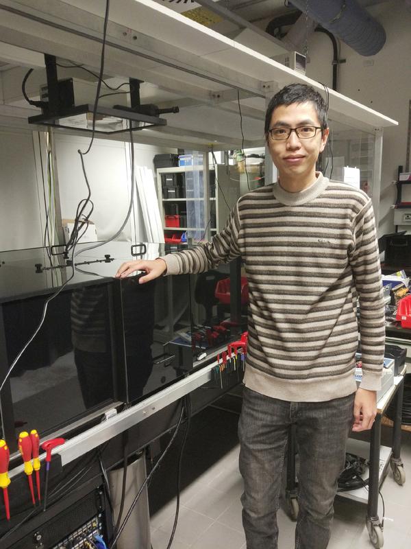 Dr. Donghai Li at his experiment on coherent 2D microscopy.