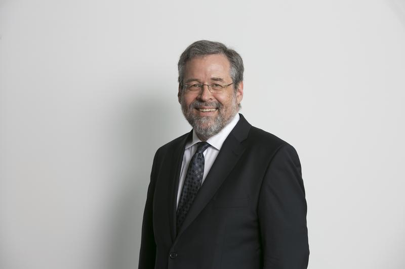 Helmut Köstermenke war zwölf Jahre der Kanzler der Hochschule Ruhr West; jetzt verabschiedet er sich in den Ruhestand. 