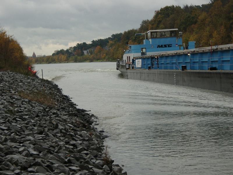 Loses Schüttsteindeckwerk und Einwirkungen aus einer Schiffspassage.