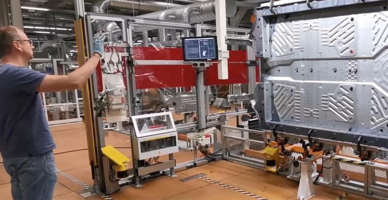 Automobilproduktion bei Volkswagen in Zwickau: Berührungsfreie Gestensteuerung von Schwerlastrobotern im Anwendungstest