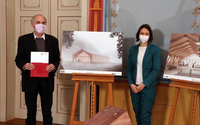 Staatsministerin Anne Spiegel (rechts) überreichte den Förderbescheid an Prof. Dr. Arnd Poetzsch-Heffter, Präsident der TU Kaiserslautern.