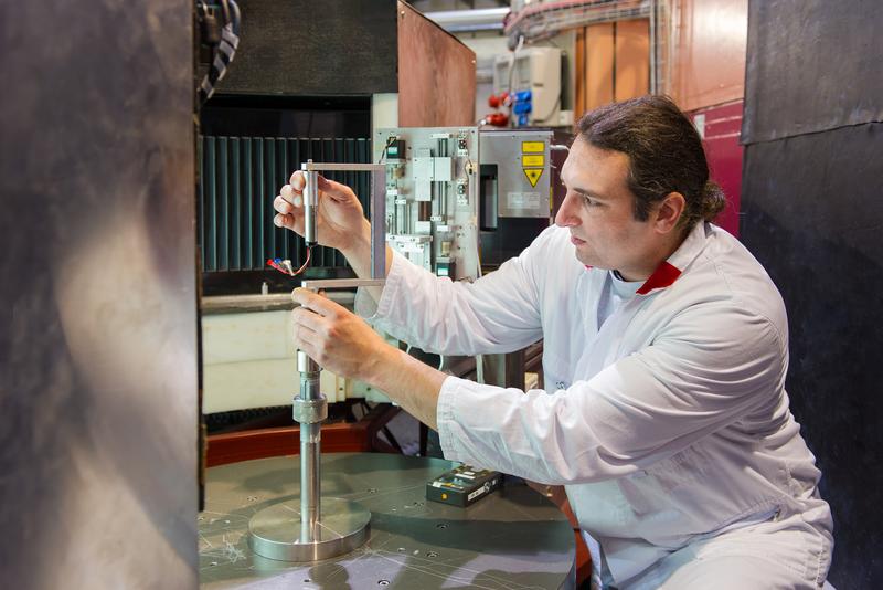 Martin Mühlbauer mounts a lithium-ion cell in the slide of the high-resolution powder diffractometer SPODI at the FRM II. 