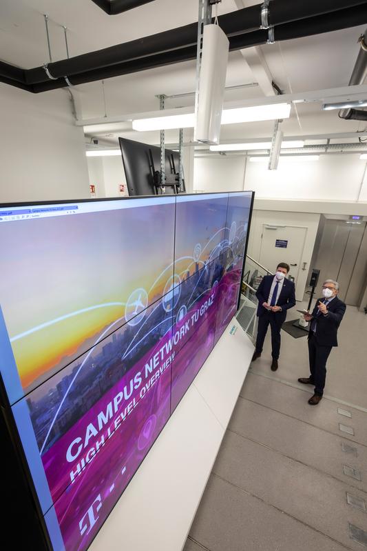 Franz Haas (l.) und Rudolf Pichler inspizieren die 5G-Antennen (oben) in der Pilotfabrik smartfactory@tugraz.