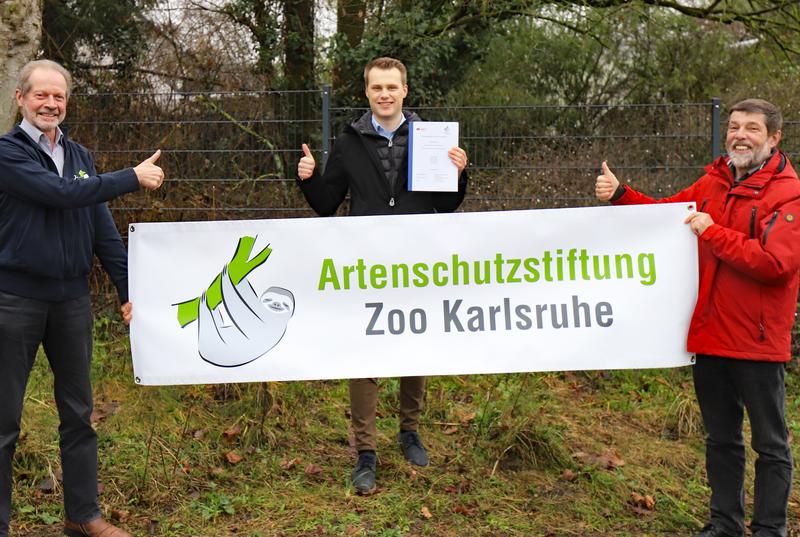 Vorstand der Artenschutzstiftung Zoo Karlsruhe Dr. Clemens Becker, Gruppensprecher Felix Fichtner-Pflaum, betreuender Professor Volker C. Ihle, 