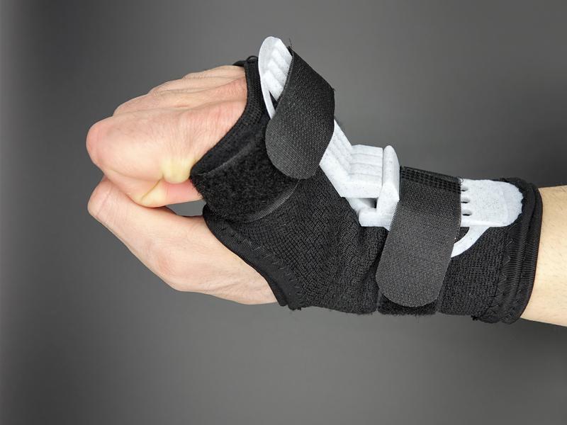 The joint splint supports the wrist without restricting its movement completely