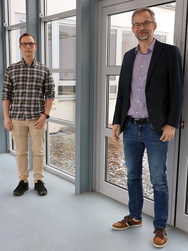 Maximilian Reiser und Prof. Dr. Andreas Breidenassel (v.l.) wollen in Zukunft exaktere Messungen von Wearables in medizinischen Anwendungen ermöglichen.