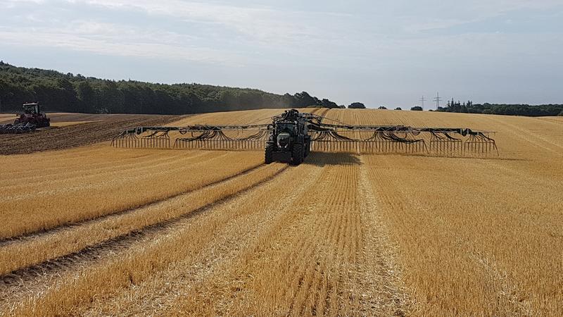 Ein Landwirt bringt auf einem Stoppelacker eines Demonstrationsbetriebs Gülle aus. Im Projekt MoNi wird untersucht, wie viel Stickstoff aus solchen Düngemaßnahmen in Richtung Grundwasser unterwegs ist.