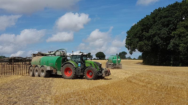 Ein Landwirt bringt auf einem Stoppelacker eines Demonstrationsbetriebs Gülle aus. Im Projekt MoNi wird untersucht, wie viel Stickstoff aus solchen Düngemaßnahmen in Richtung Grundwasser unterwegs ist.