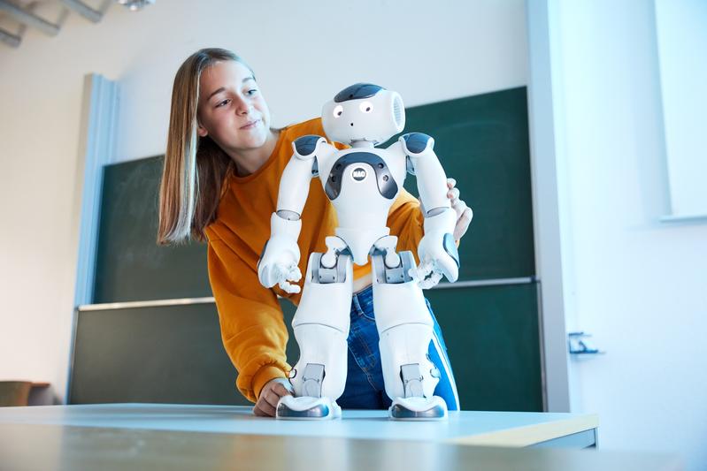 Auch der humanoide Roboter Nao begrüßt die Besucherinnen und Besucher bei den virtuellen Infotagen der Hochschule Koblenz.