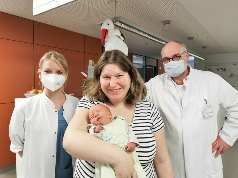 Überglücklich hält Antje Bornemann ihren Sohn Oliver in den Armen. Dank der intensiven Betreuung im Feto-Neonatalen Pfad geht es beiden gut, ganz zur Freude ihrer behandelnden Ärztin Dr. Susanne Dargel und Klinikdirektor Professor Ekkehard Schleußner