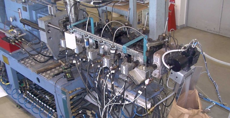 Bild des Prozessmikrophotometers PMP 691 adaptiert am Extruder ZSK 40