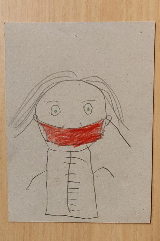Auch die Kleinsten sind von der Coronakrise betroffen. Ein fünfjähriger Junge hat dieses Bild von seiner Erzieherin mit Schutzmaske gemalt.