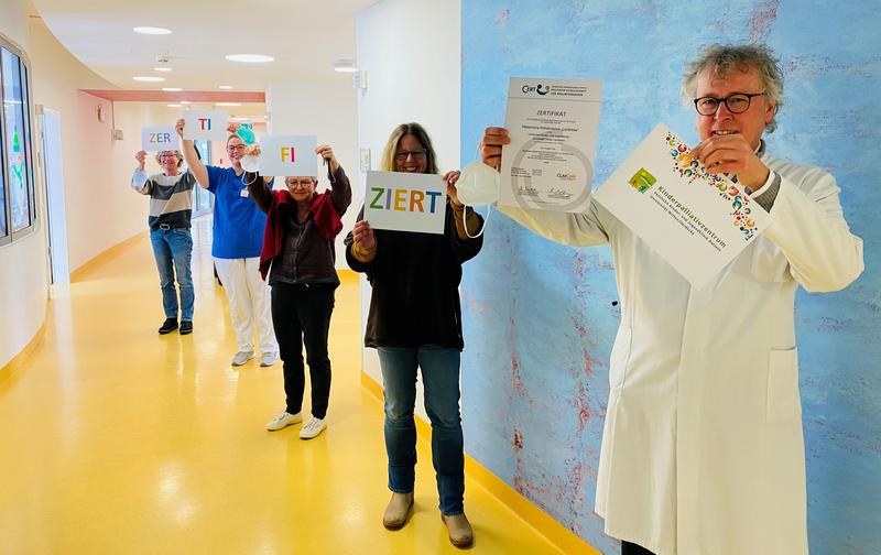  Im Team freuen sich gemeinsam über die Zertifizierung v.l.:  Dörte Garske (pflegerische Bereichsleitung Kinderpalliativzentrum), Sr. Kerstin (Büscher) (Station Lichtblicke), Dr. Carola Hasan (Oberärztin Station Lichtblicke), Andrea Beissenhirtz (Psycholog