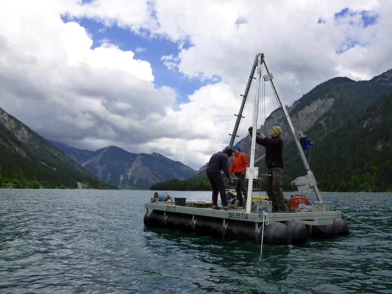 Das Team vom Institut für Geologie entnahm von einer schwimmenden Bohrplattform bis zu acht Meter lange Bohrkerne aus den Seen. Im Bild: Bohrungen am Plansee im Tiroler Bezirk Reutte im Frühjahr 2018.  
