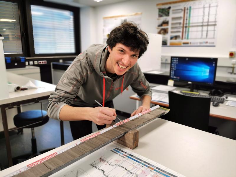 Patrick Oswald von der Arbeitsgruppe für Sedimentgeologie der Universität Innsbruck bei der Untersuchung eines Bohrkerns aus dem Plansee.  