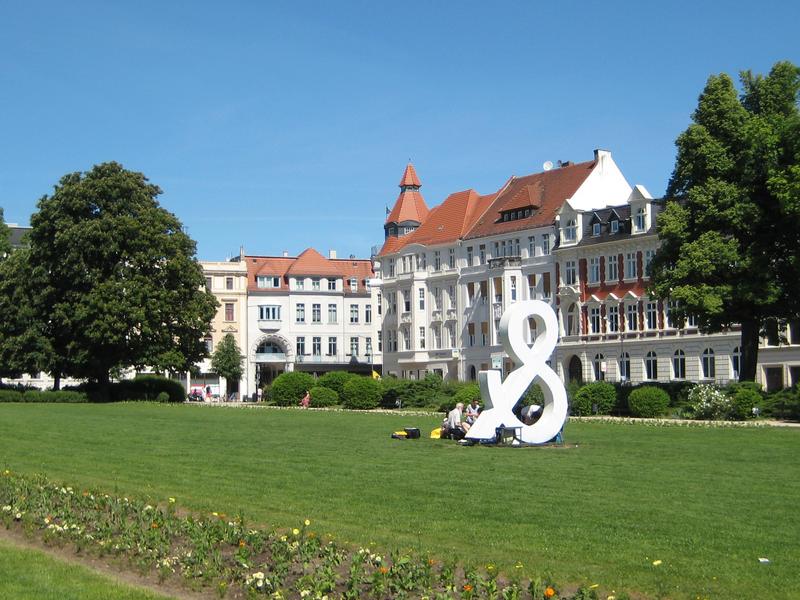 Räume kreativ nutzen - Skulptur "&" auf dem Wilhelmsplatz in Görlitz.
