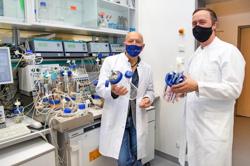 Dr. Robert Zweigerdt und Professor Dr. Nico Lachmann und (von links) mit einem Bioreaktor im Labor. 