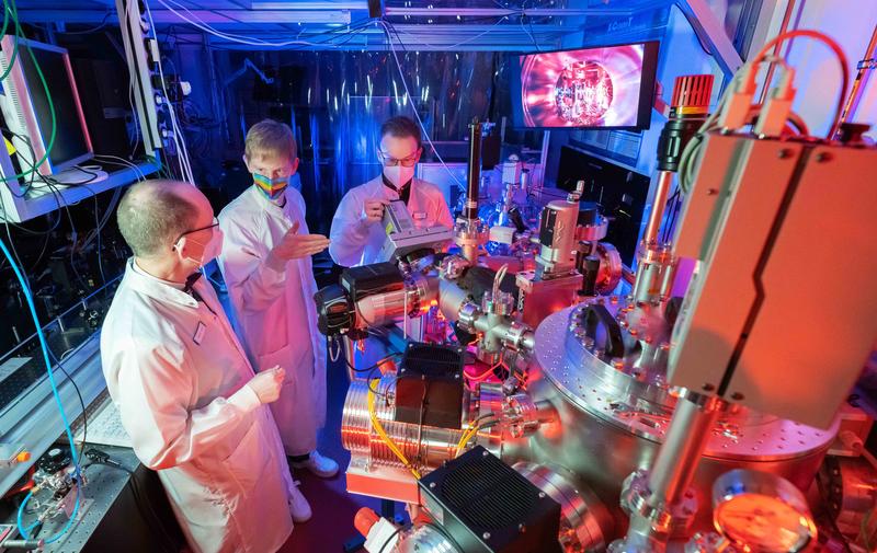 Prof. Dr. Gerhard Paulus, PhD student Felix Wiesner and Dr. Silvio Fuchs (from left) in a laser laboratory.