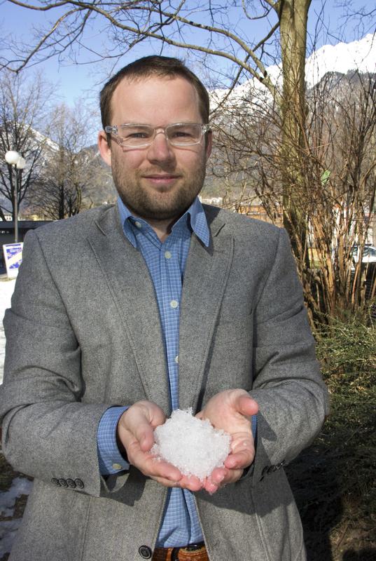 Tracking down the properties of ice and snow: chemist Thomas Loerting.