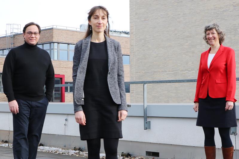 v.l. Oliver Krautscheid (Vorstand Easy Software AG), Stiftungsprofessorin Dr. Anne Stockem Novo und Prof. Dr. Susanne Staude (HRW Präsidentin) auf der Dachterrasse am Mülheimer Campus.