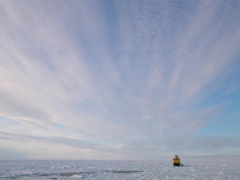 Das Bohrschiff VIDAR VIKING unterwegs im Arktischen Ozean während IODP Expedition 302: Arctic Coring Expedition (ACEX),2004. 