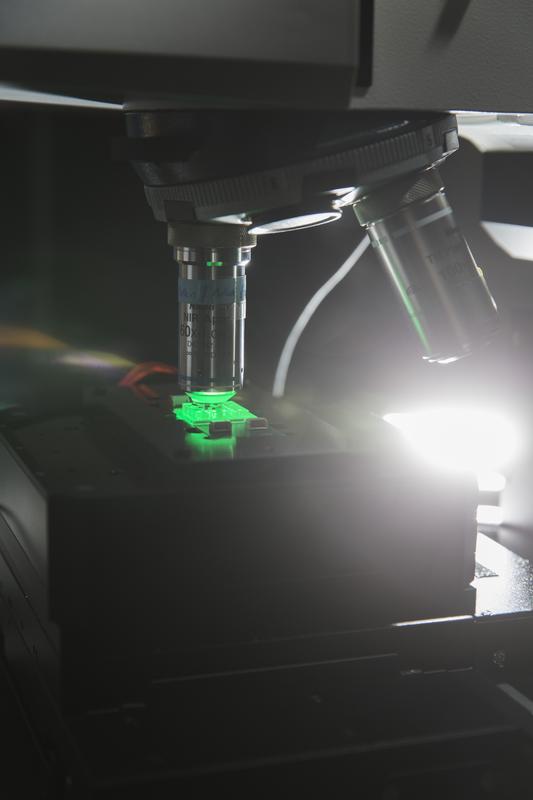Mit einem Raman-Mikrospektroskop werden die spezifischen Schwingungsspektren von auf einem Chip gefangenen Bakterien erfasst. 