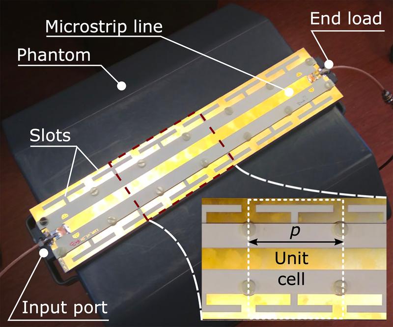 Die Leckwellenantenne ist aus periodischen Metamaterialstrukturen aufgebaut.