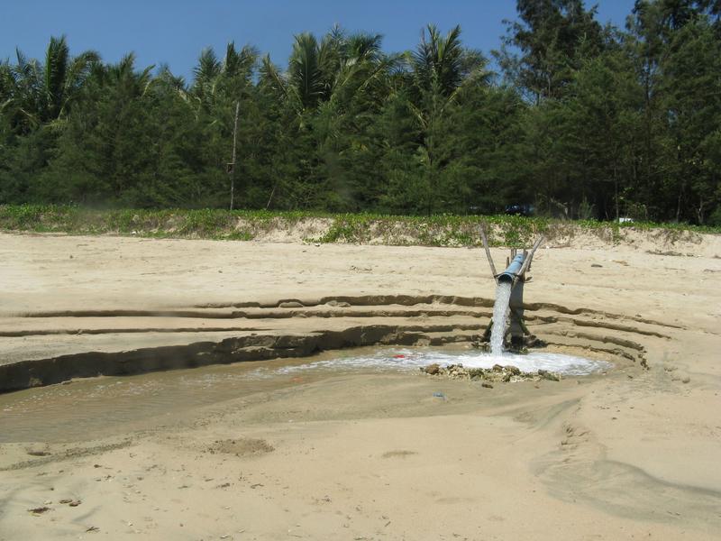 From the coastal aquaculture ponds in Hainan, China, the water is discharged unfiltered into the coastal waters, as here on the beach of Coconut Bay. 