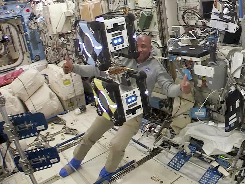 US-Astronaut Victor Glover testing Astrobees onboard ISS