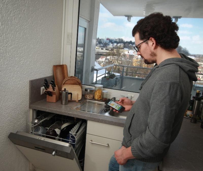 Wann liefern regenerative Energien heute den meisten Strom? Sascha Greilinger sieht auf einen Blick in der App, wann der klimafreundlichste Zeitpunkt ist, um den Geschirrspüler einzuschalten. Foto: Hochschule Coburg