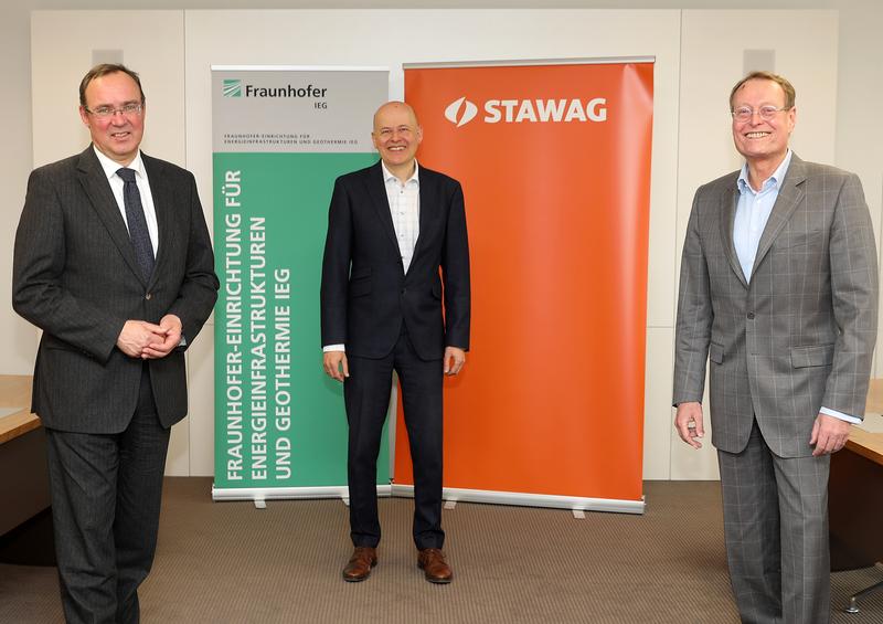 Die nun unterschriebene Kooperationsvereinbarung setzt den Rahmen für die Zusammenarbeit von STAWAG und Fraunhofer IEG, v.l.n.r.: Prof. Dr. Rolf Bracke, Leiter des Fraunhofer IEG, Frank Brösse, Geschä