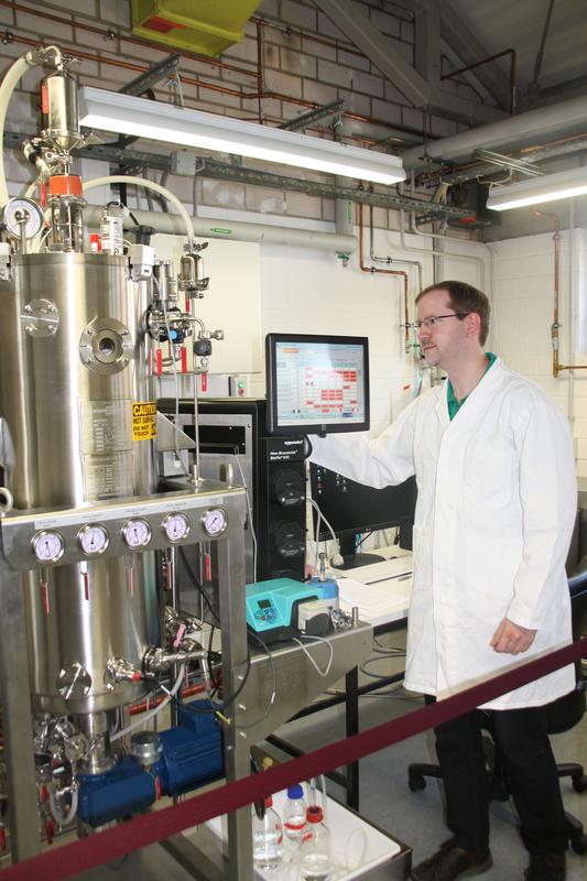Dr. Frank Mickoleit, Universität Bayreuth, an einer 100-Liter-Fermenter-Anlage zur Magnetbakterien-Anzucht. 