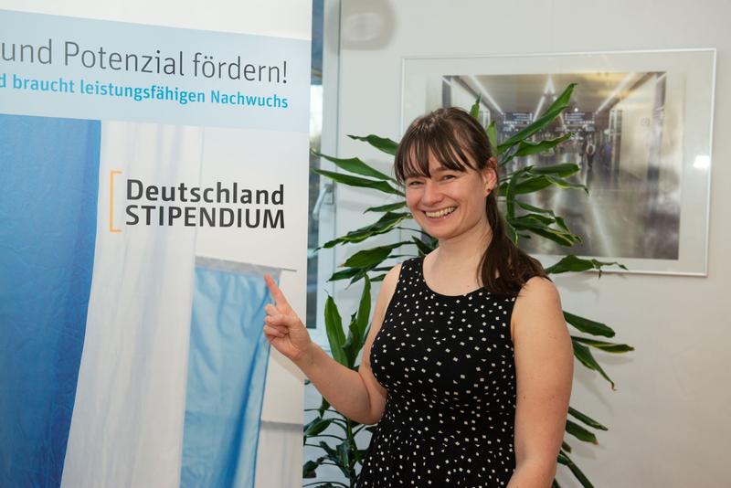 Die Informatikstudentin Kylie Pusch freut sich, dass sie durch das Deutschlandstipendium ihre ehrenamtliche Tätigkeit weiterführen kann. 