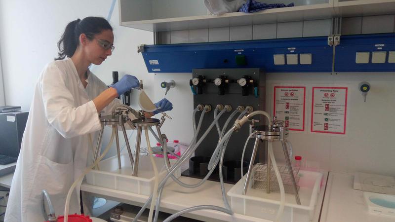 Set up auf Helgoland für die Probennahme von organischem Material mit Partikeln durch das Filtern von hundert Liter Meerwasser. Das Bild zeigt den Aufbau eines Filters, in dem organisches Material zurückgehalten wurde.