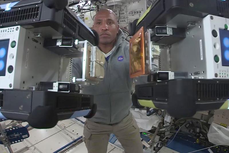 Auf der ISS: US-Astronaut Victor Glover mit zwei Astrobees am 28. Dezember 2020. Astrobee Nr. 1 ist ausgestattet mit einem Gecko-basierten Docking-Mechanismus, Nr. 2 ist ausgestattet mit dem MLI-Material während eines Docking-Manövers.