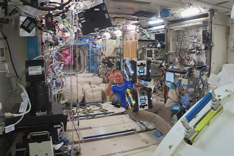 US-Astronautin Shannon Walker beim zweiten Andock-Experiment mit Astrobees am 18. Januar 2021.
