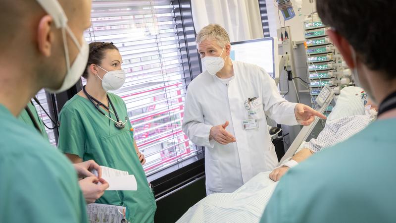 Prof. Dr. Gernot Marx im Gespräch mit Kollegen