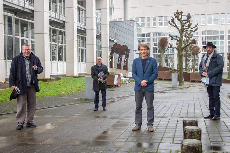 Der Bundestagsabgeordnete Dr. Joe Weingarten, TH-Präsident Prof. Dr. Klaus Becker, der Leiter des Studiengangs Medizinische Biotechnologie Prof. Dr. Maik Lehmann und Wahlkreisreferent Peter Frey (v. l. n. r.).