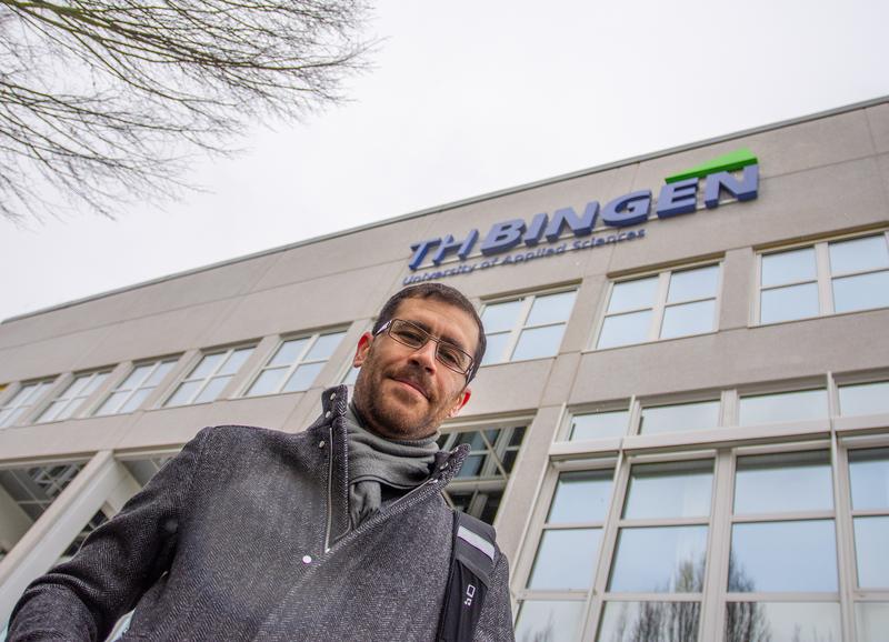 Munir Al Okla flüchtete 2015 aus Syrien nach Deutschland und schloss 2020 sein Masterstudium in Bingen ab. 