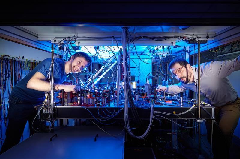 Beim Justieren der Laserstrahlen: Erstautor Manolo Rivera Lam (links) und Studienleiter Dr. Andrea Alberti (rechts) im Institut für Angewandte Physik der Universität Bonn. 