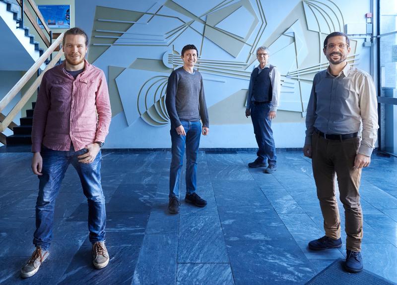 Das Forschungsteam im Foyer des Instituts für Angewandte Physik der Universität Bonn (von links): Thorsten Groh, Manolo Rivera Lam, Prof. Dr. Dieter Meschede und Dr. Andrea Alberti (alle aus Coronaschutzgründen auf Distanz). 