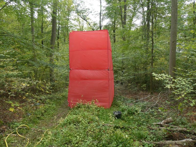 Mit einem Regensimulator wurde im Naturpark Schönbuch gemessen, wie stark der Boden in Rückegassen abgetragen wird.   