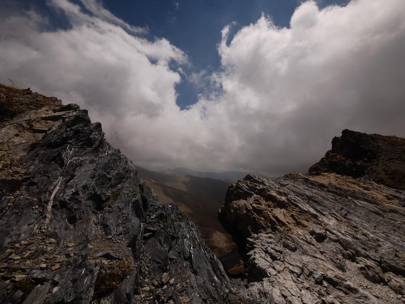 Wolkenformationen in Gebrigsregion in Nordost-Spanien.