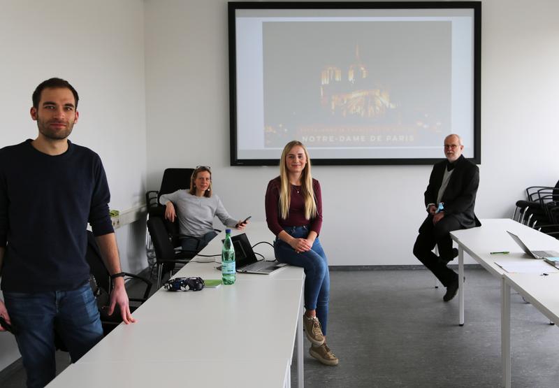 Die beiden Master-Studierenden Tim Friedrich und Natali Braun (im Vordergrund) beschäftigen sich unter der Leitung von Prof. Gudrun Djouahra und Prof. Klaus-Dieter Köehler in ihrer Abschlussarbeit mit dem zerstörten Dachstuhl von Notre Dame de Paris.