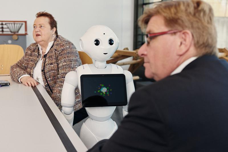 Bevormundung nein danke! Steckler und Benning sind sich einig, dass Algorithmen von sozialen Robotern so gestaltet sein sollten, dass sie den Horizont erweitern und nicht einengen.