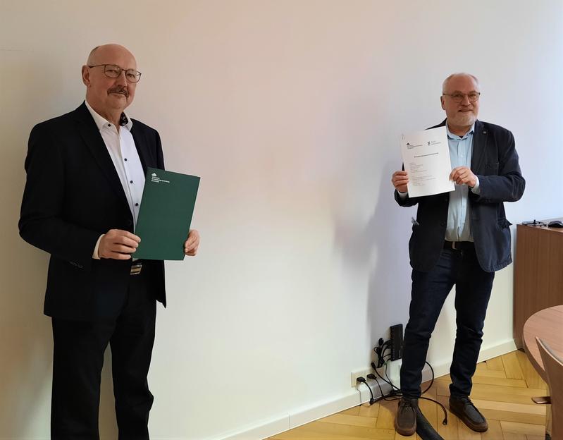 Kooperation zwischen Stadtverwaltung Eberswalde und HNEE novelliert, links Bürgermeister Friedhelm Bogisnki, rechts Präsident Prof. Dr. Wilhelm-Günther