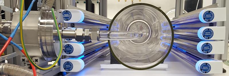 Laboratory set-up of the free-jet experiment at TROPOS in Leipzig, which allows the investigation of the early phase of oxidation reactions under atmospheric conditions without the walls influencing the reaction behaviour. 