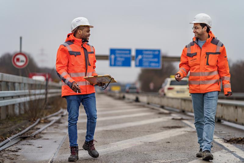 Noch ein weiter Weg: Cedric Kamgaing Kamdom (li.) und sein Kollege Dr. Hamid Amrollahi vom Ingenieurbüro arccon helfen dabei, den Untergrund im Ruhrgebiet dauerhaft zu sichern. 